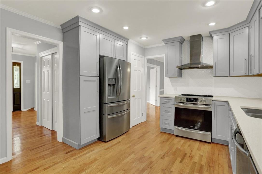 214 Burrell Boulevard Property Photo 13