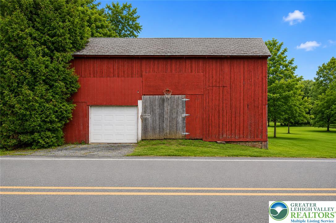 1294 Seifert Road Property Photo 11