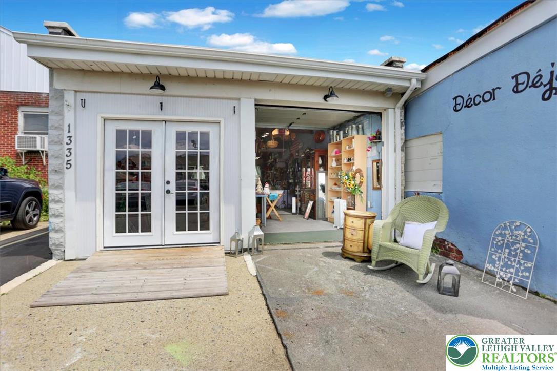 1335 Center Street Property Photo 4