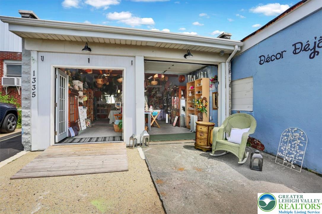 1335 Center Street Property Photo 5