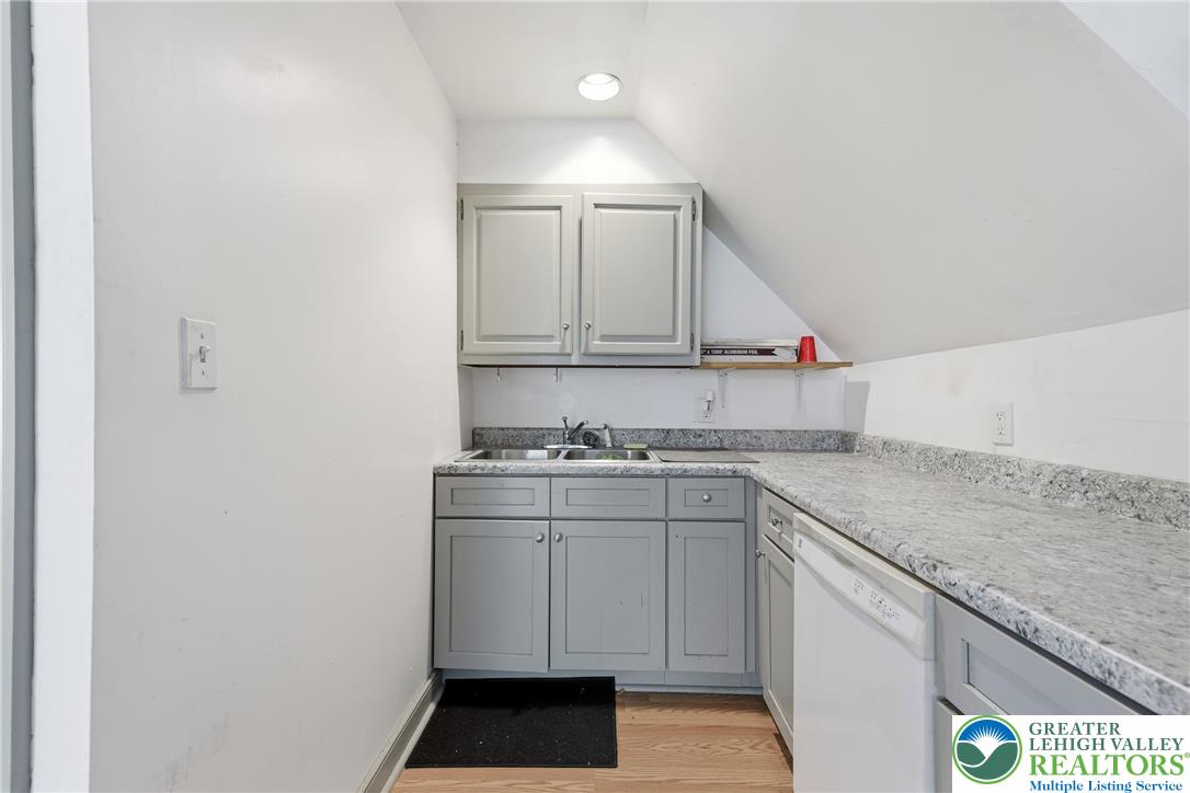 202 North 17th Street D Property Photo 9
