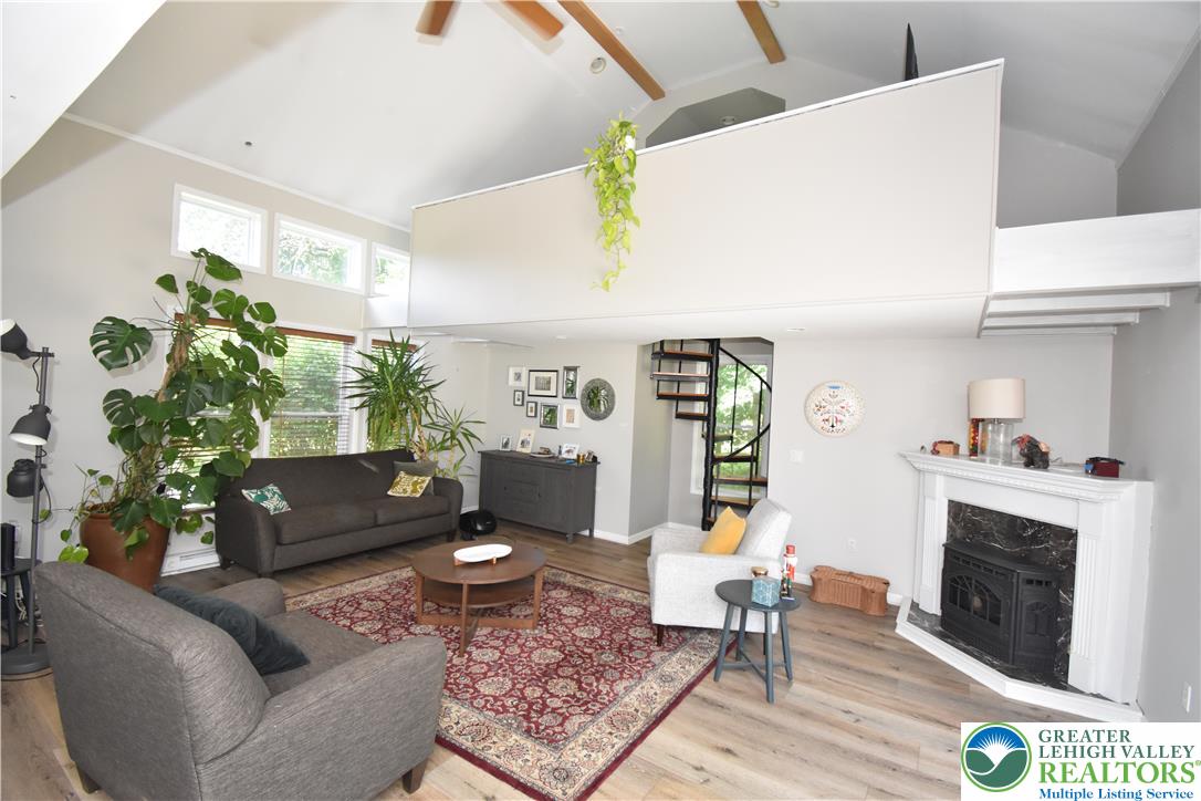 605 Barnyard View Property Photo 4