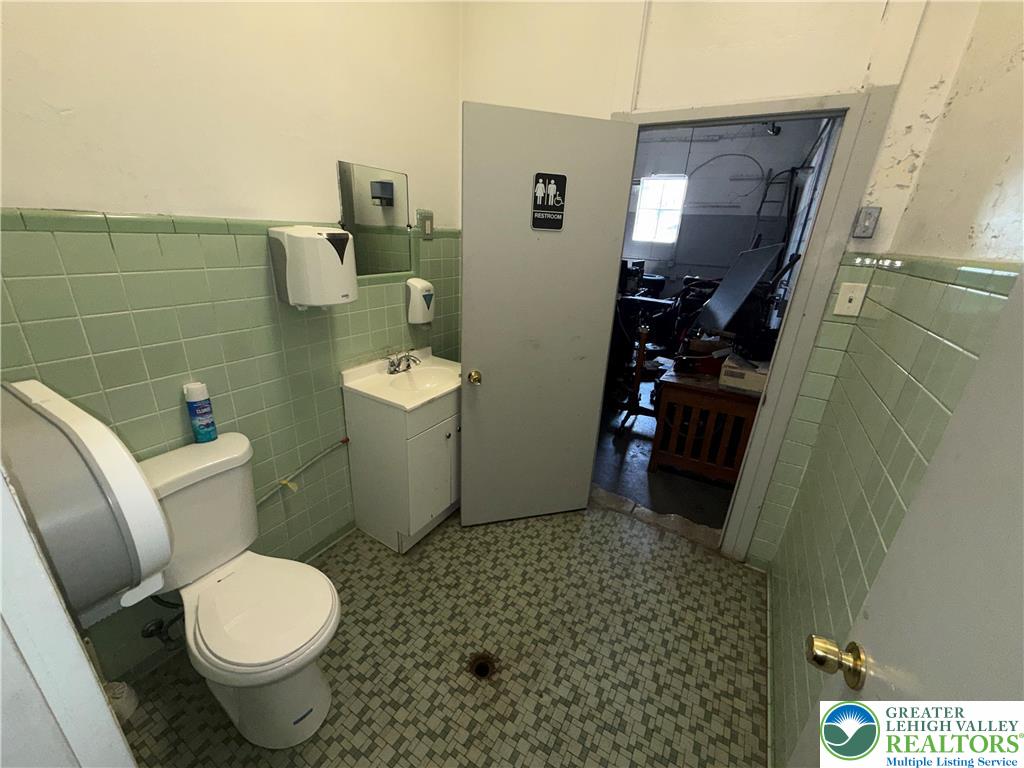 1845 Freemansburg Avenue Property Photo 8