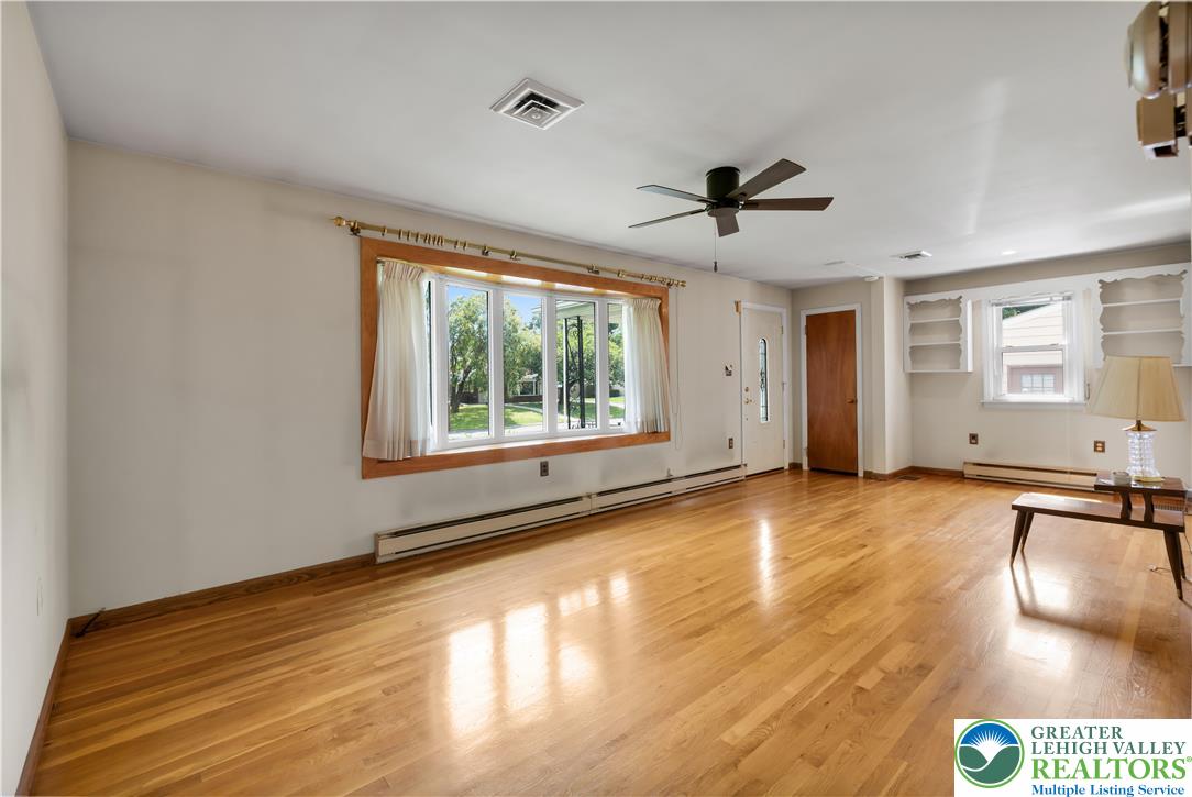2043 Troxell Street Property Photo 2