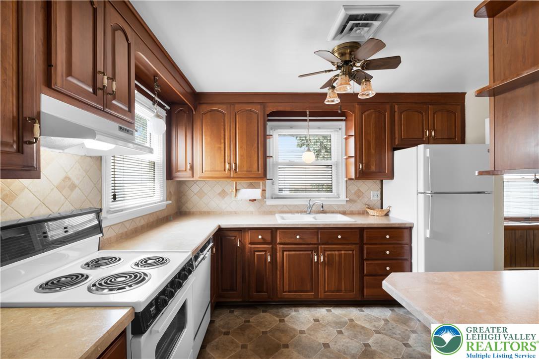 2043 Troxell Street Property Photo 4