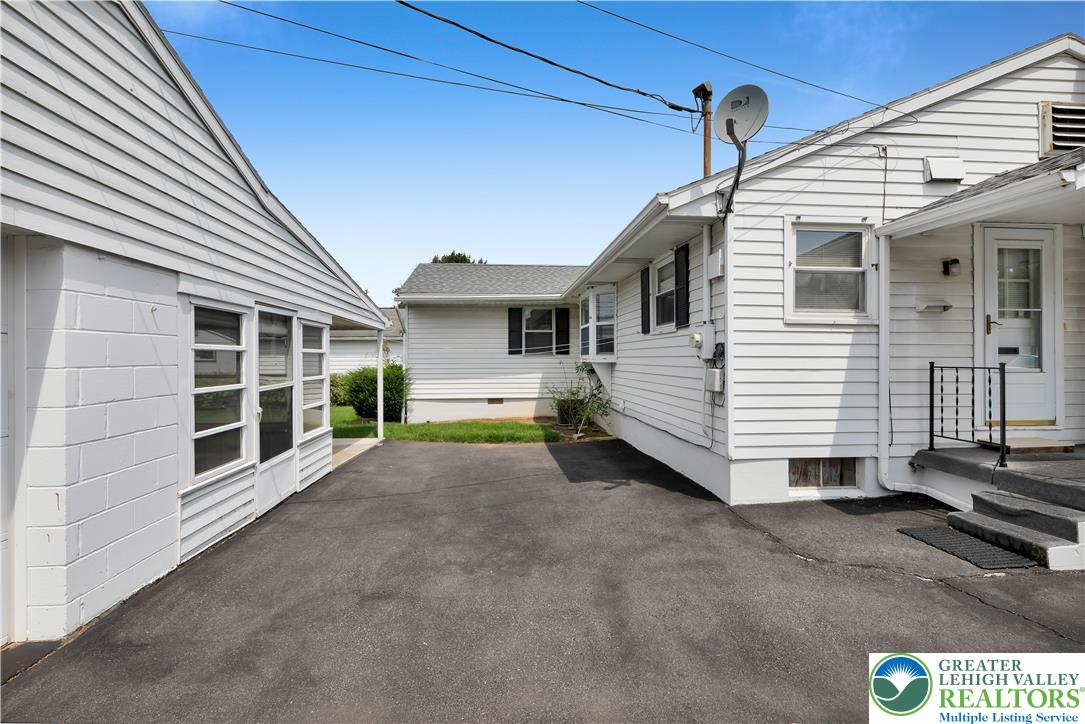 2043 Troxell Street Property Photo 12