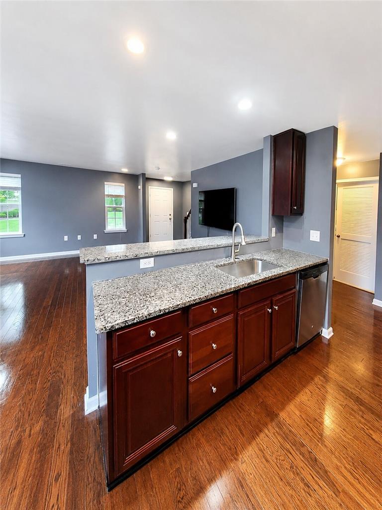 5960 Valley Forge Drive Property Photo 8