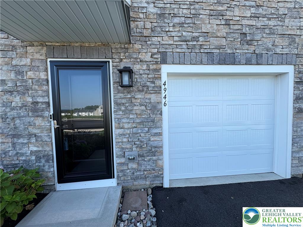 4946 Brookside Court Property Photo 4