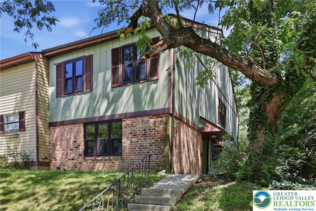 1701 Saratoga Court Property Photo 2
