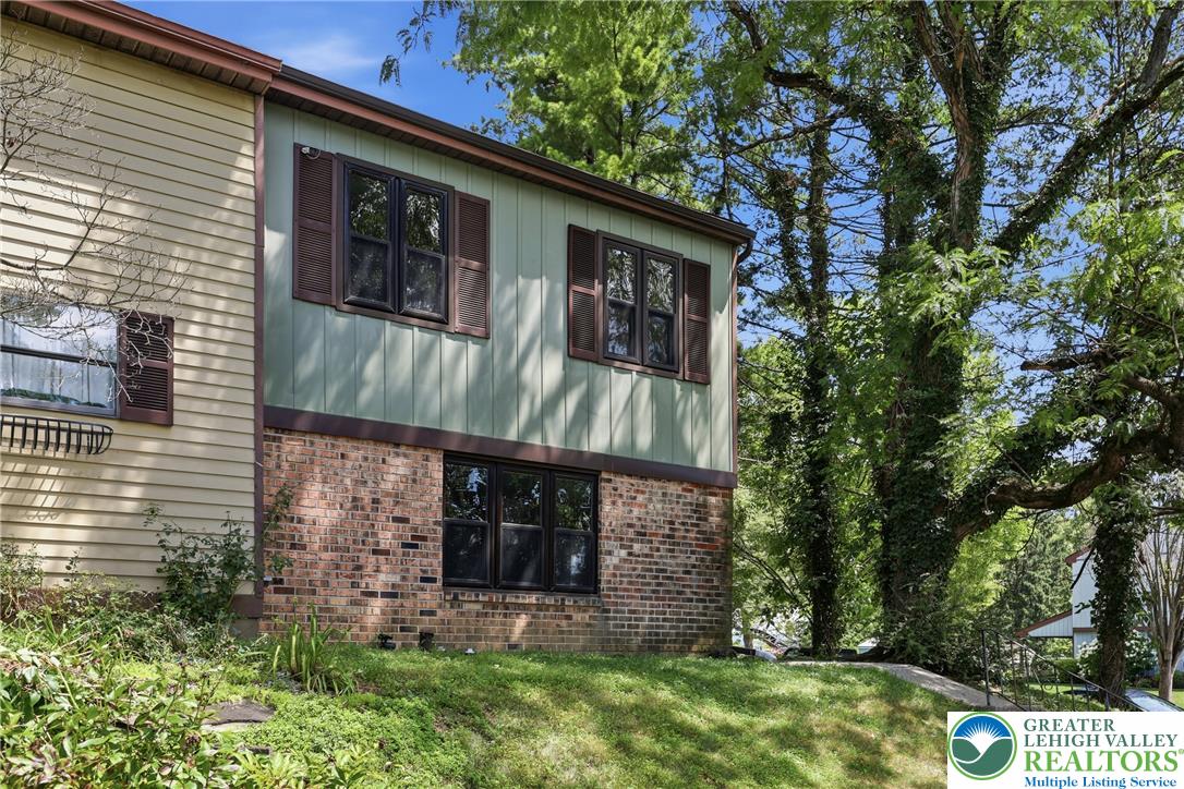 1701 Saratoga Court Property Photo 3
