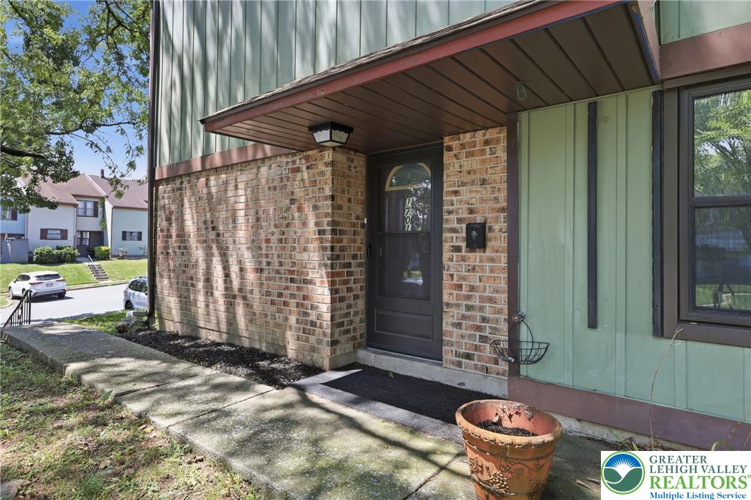 1701 Saratoga Court Property Photo 7