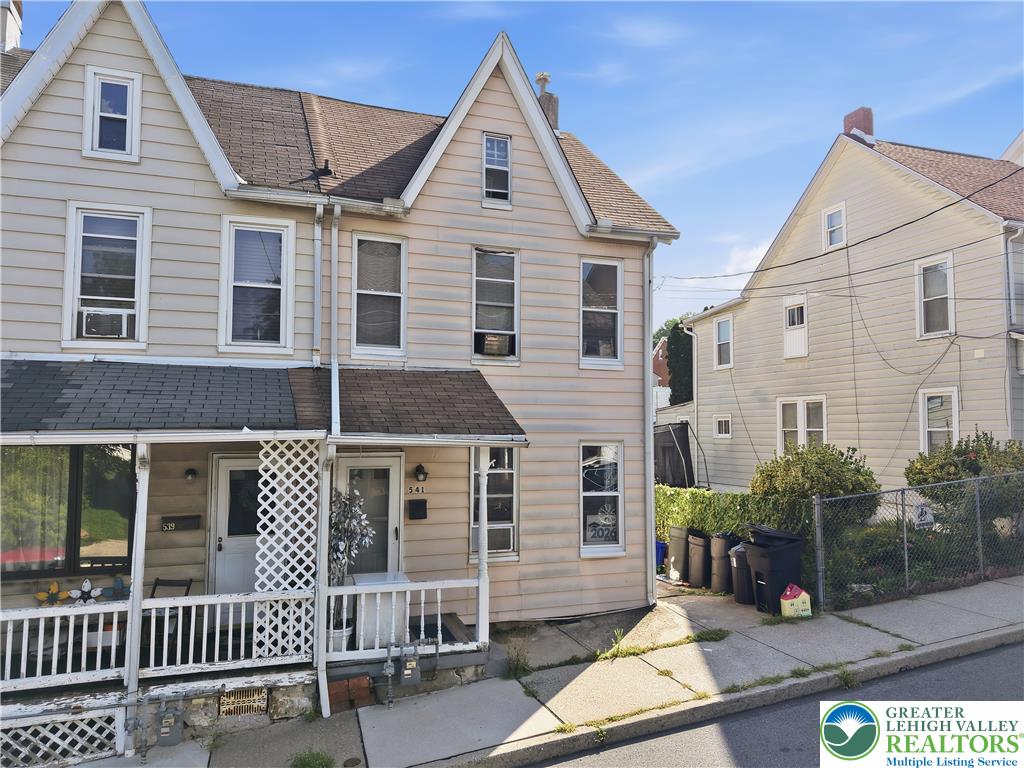 541 S Benner Avenue Property Photo 3