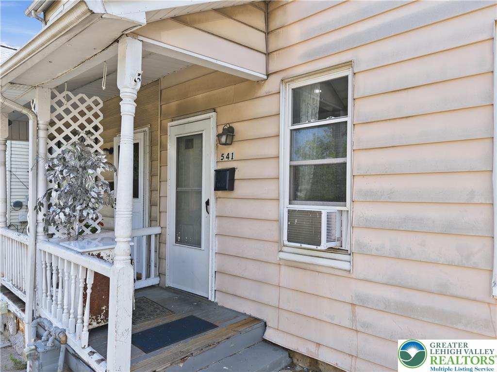 541 S Benner Avenue Property Photo 4