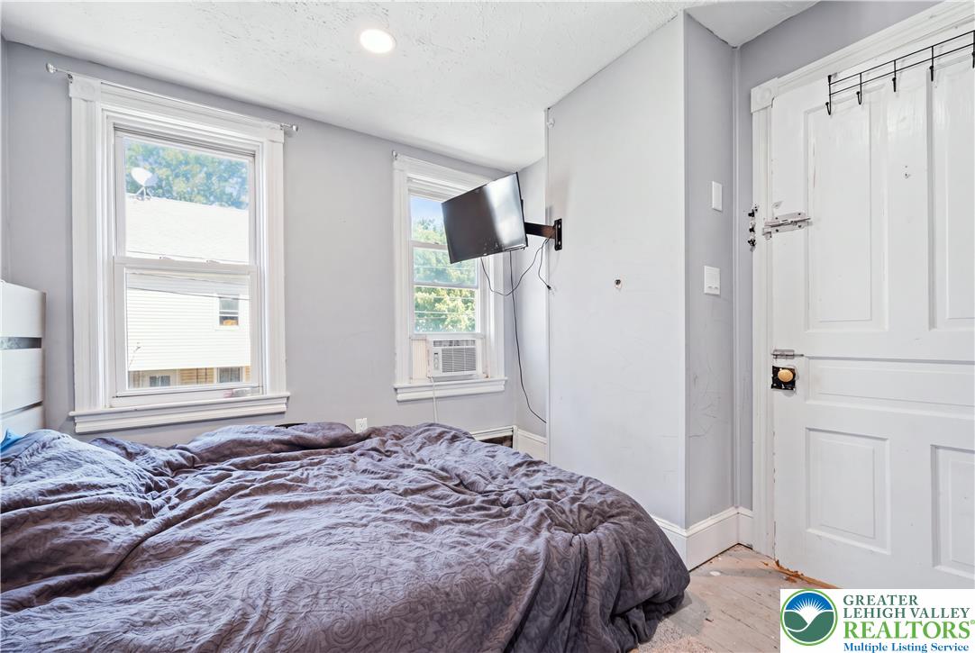 541 S Benner Avenue Property Photo 18