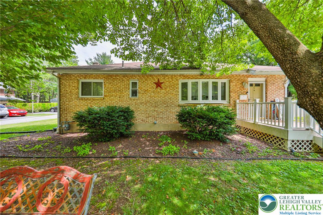 735 North Glenwood Street Property Photo 2