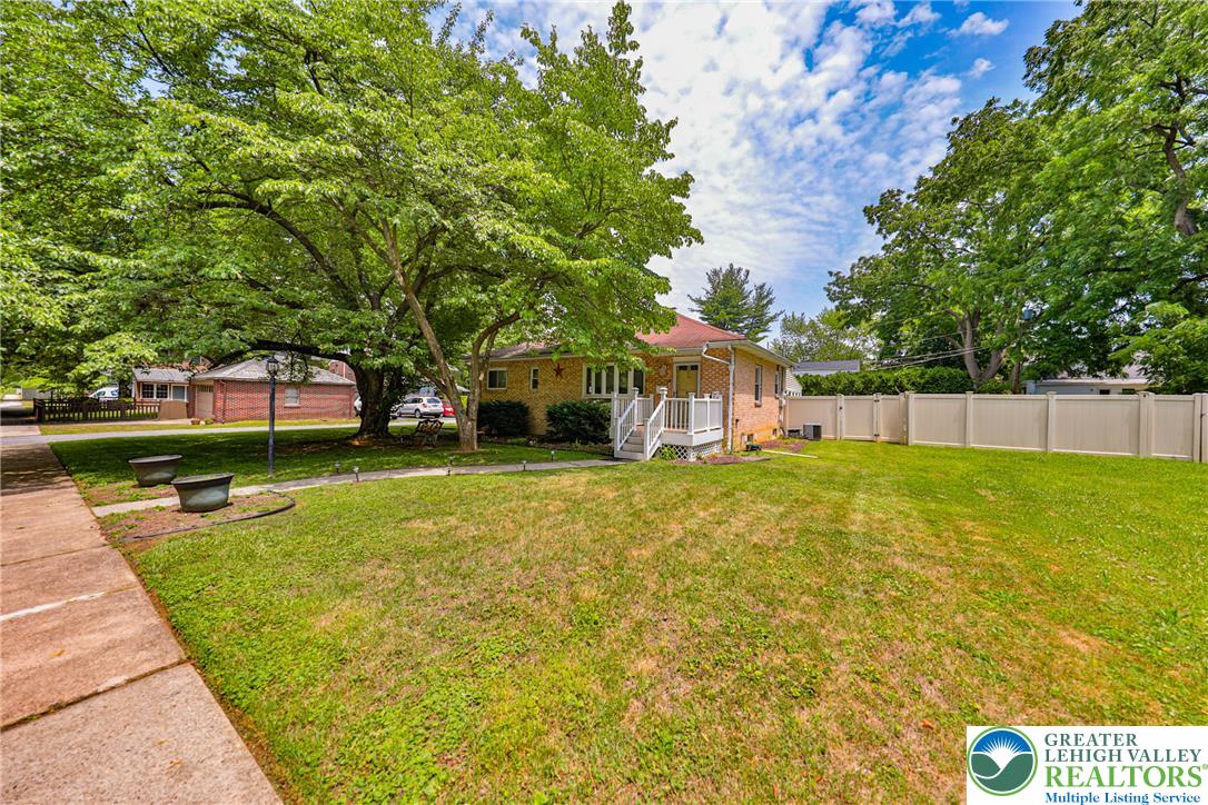 735 North Glenwood Street Property Photo 5