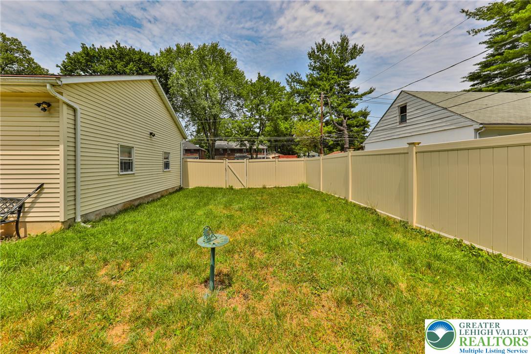 735 North Glenwood Street Property Photo 9