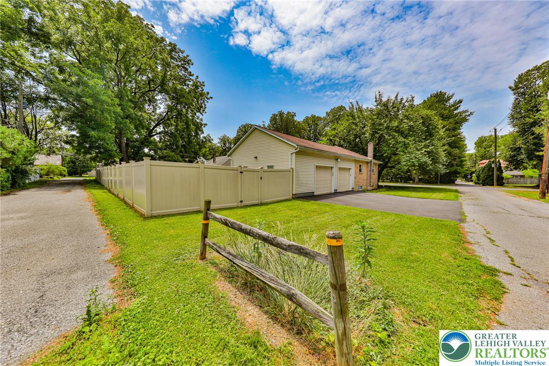 735 North Glenwood Street Property Photo 13