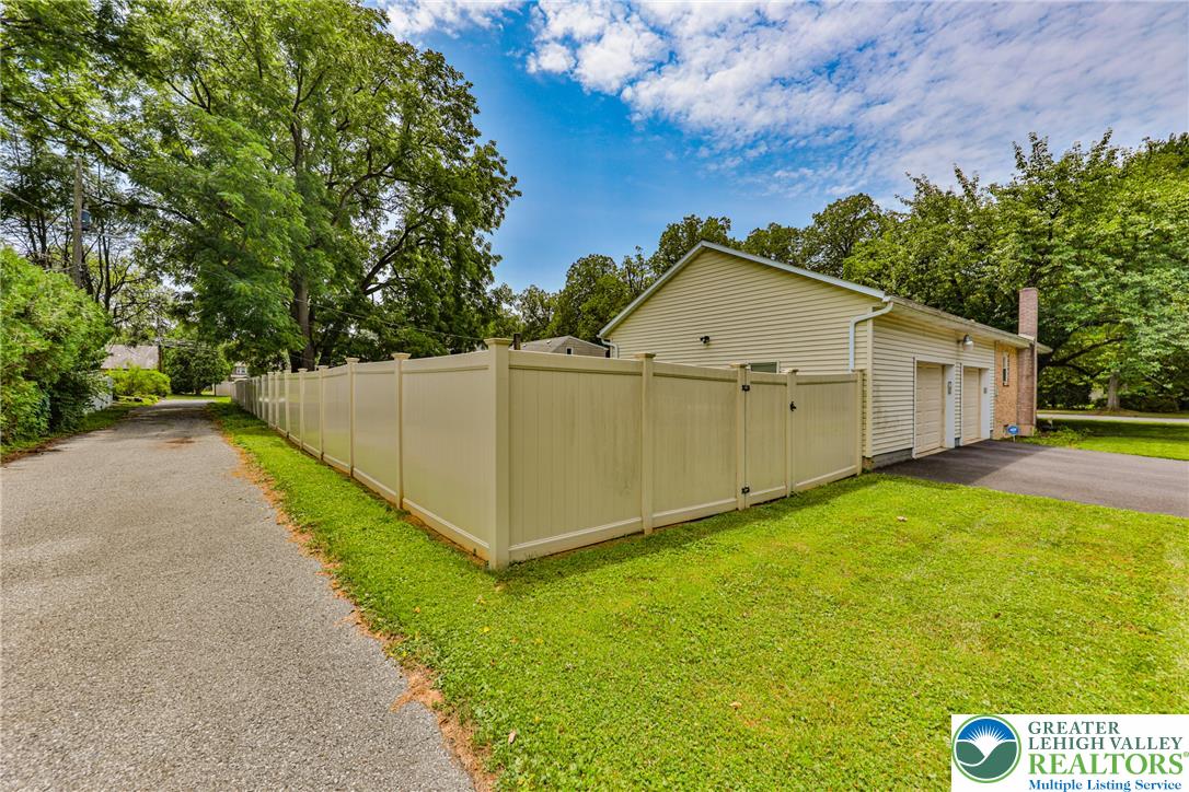 735 North Glenwood Street Property Photo 14