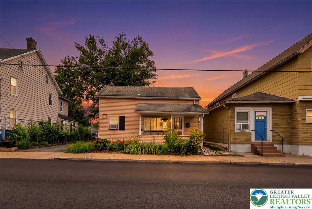 1424 Newport Avenue Property Photo 1