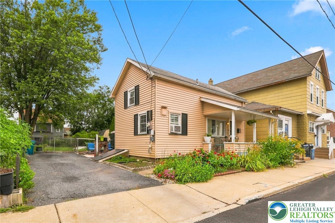 1424 Newport Avenue Property Photo 4