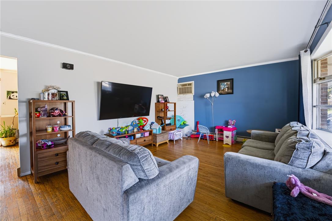 7438 Catalpa Drive Property Photo 4