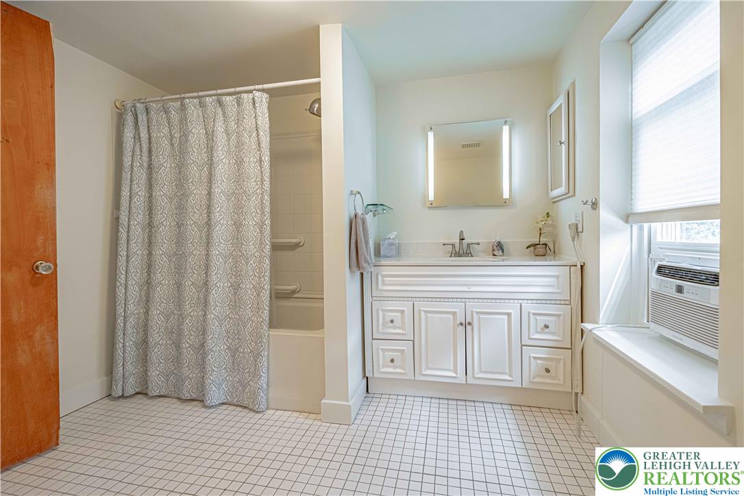 229 East Wall Street Property Photo 25