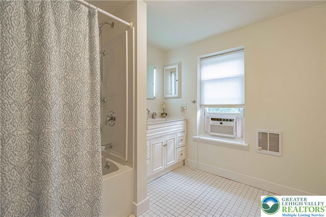 229 East Wall Street Property Photo 26