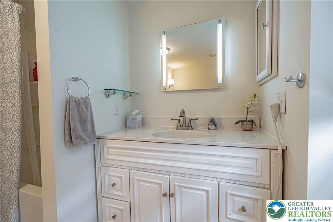 229 East Wall Street Property Photo 27