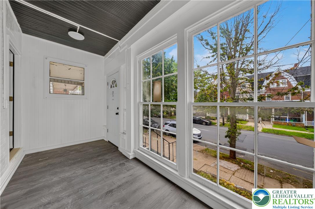 916 Center Street Property Photo 5