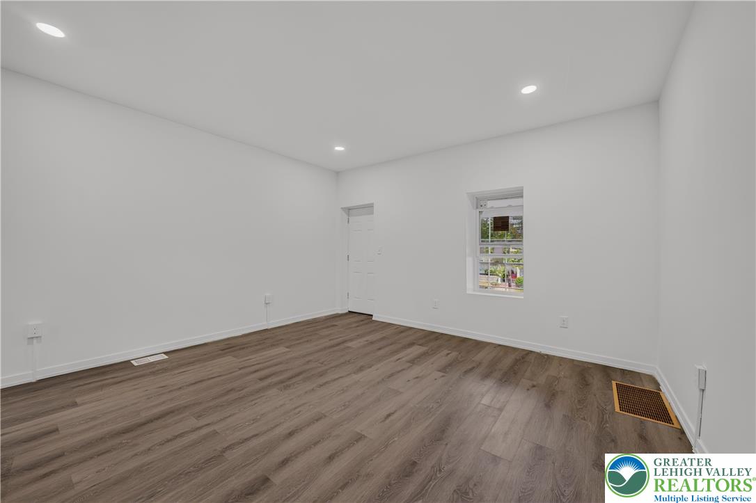 916 Center Street Property Photo 8