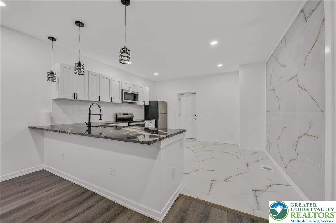 916 Center Street Property Photo 11