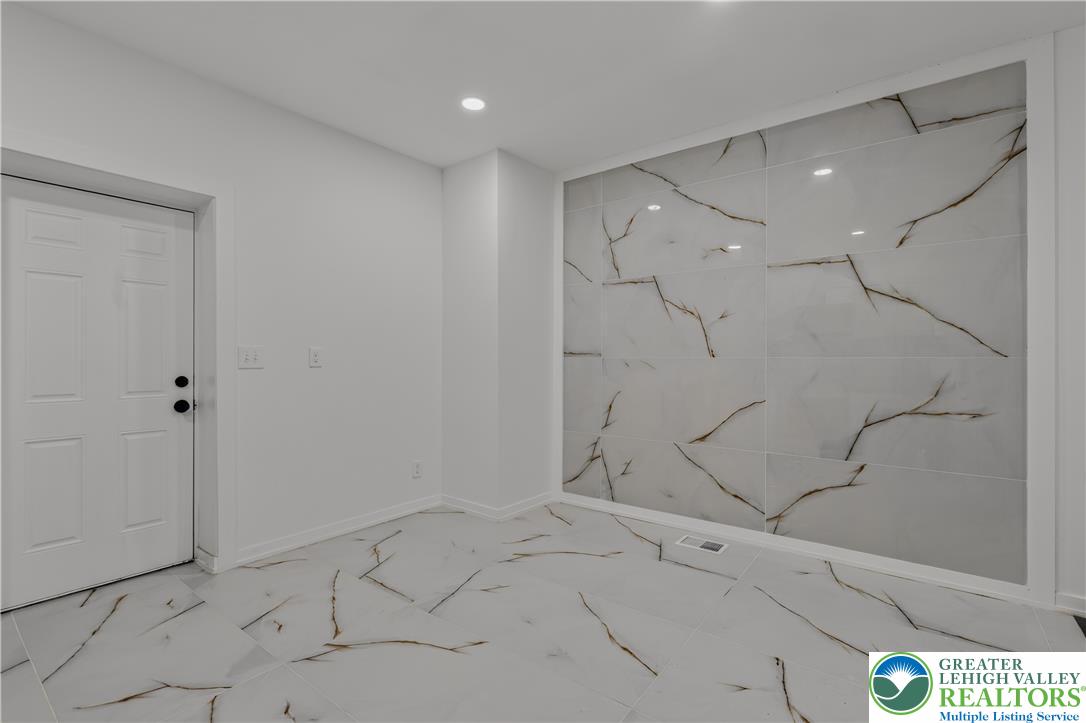 916 Center Street Property Photo 14