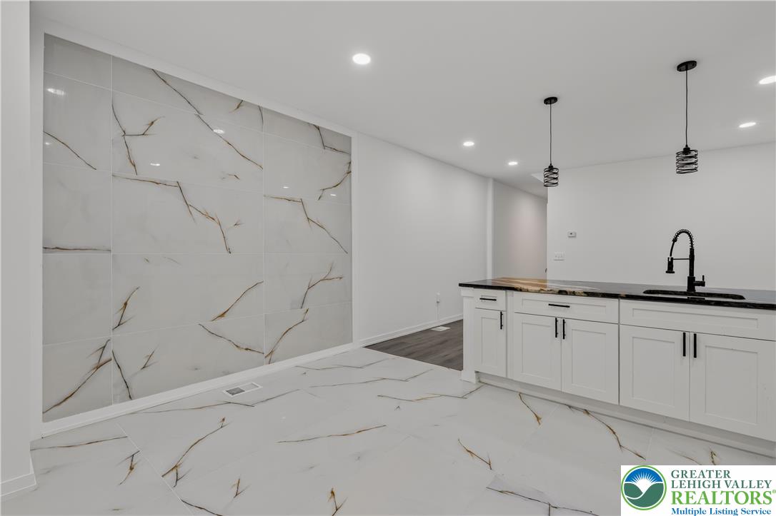 916 Center Street Property Photo 15