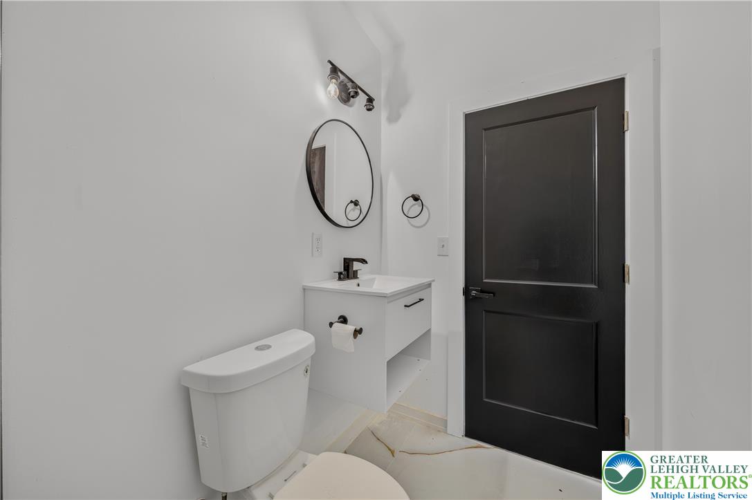 916 Center Street Property Photo 25