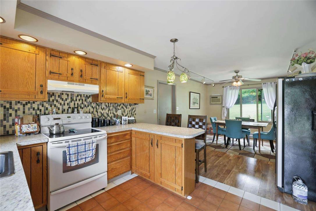 2371 Honeysuckle Road Property Photo 11