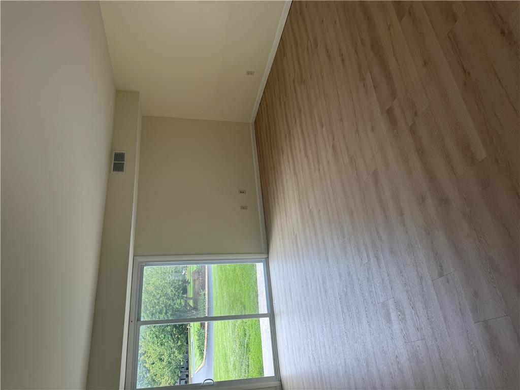 8 Lexington Property Photo 6