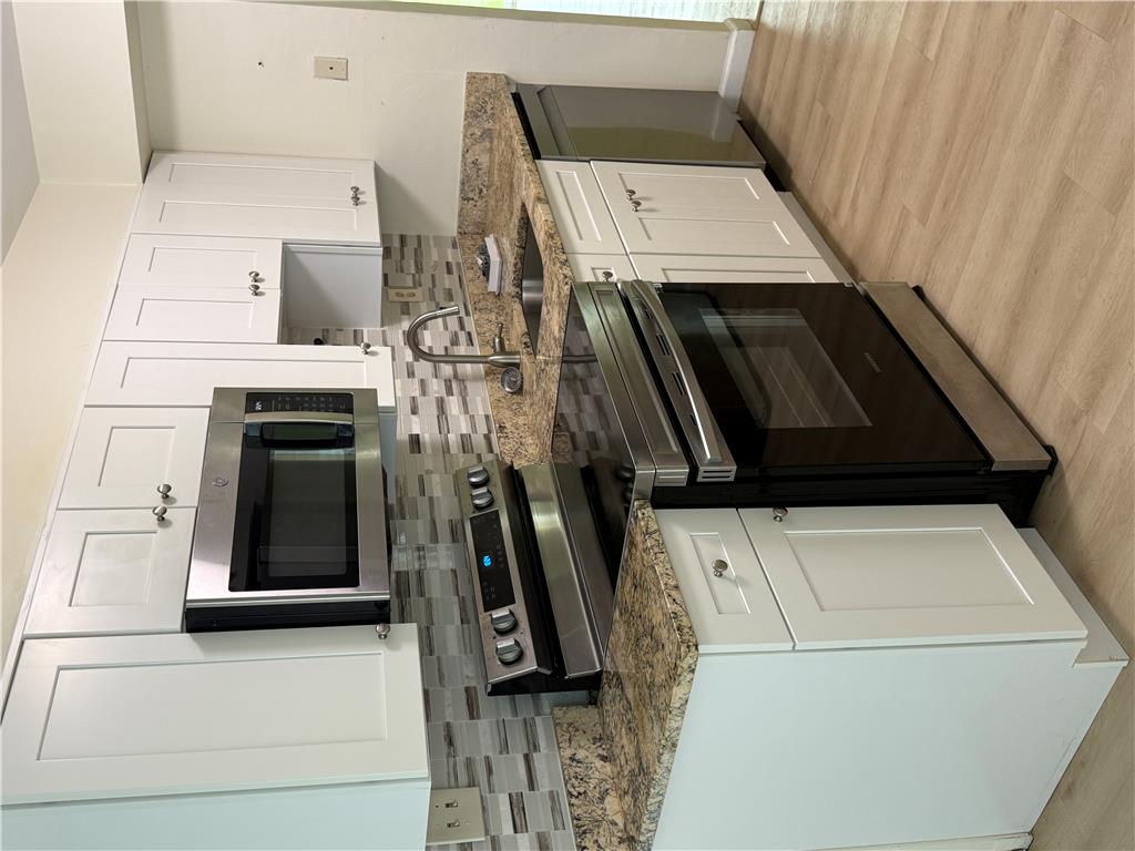 8 Lexington Property Photo 8