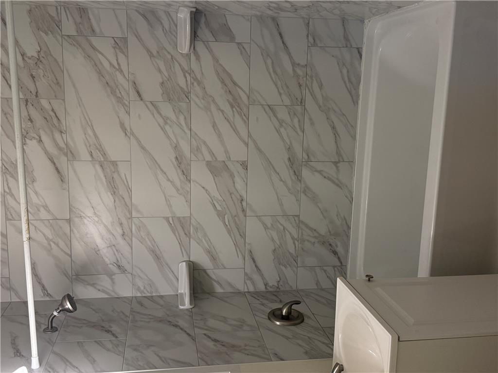 8 Lexington Property Photo 19