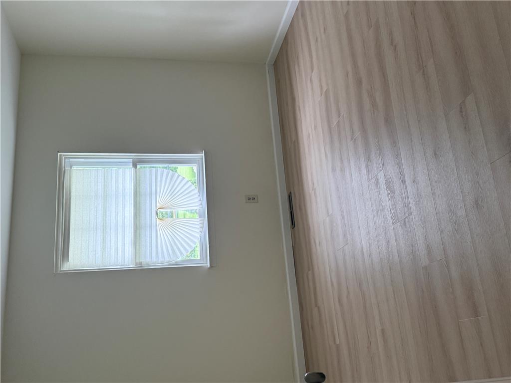 8 Lexington Property Photo 20