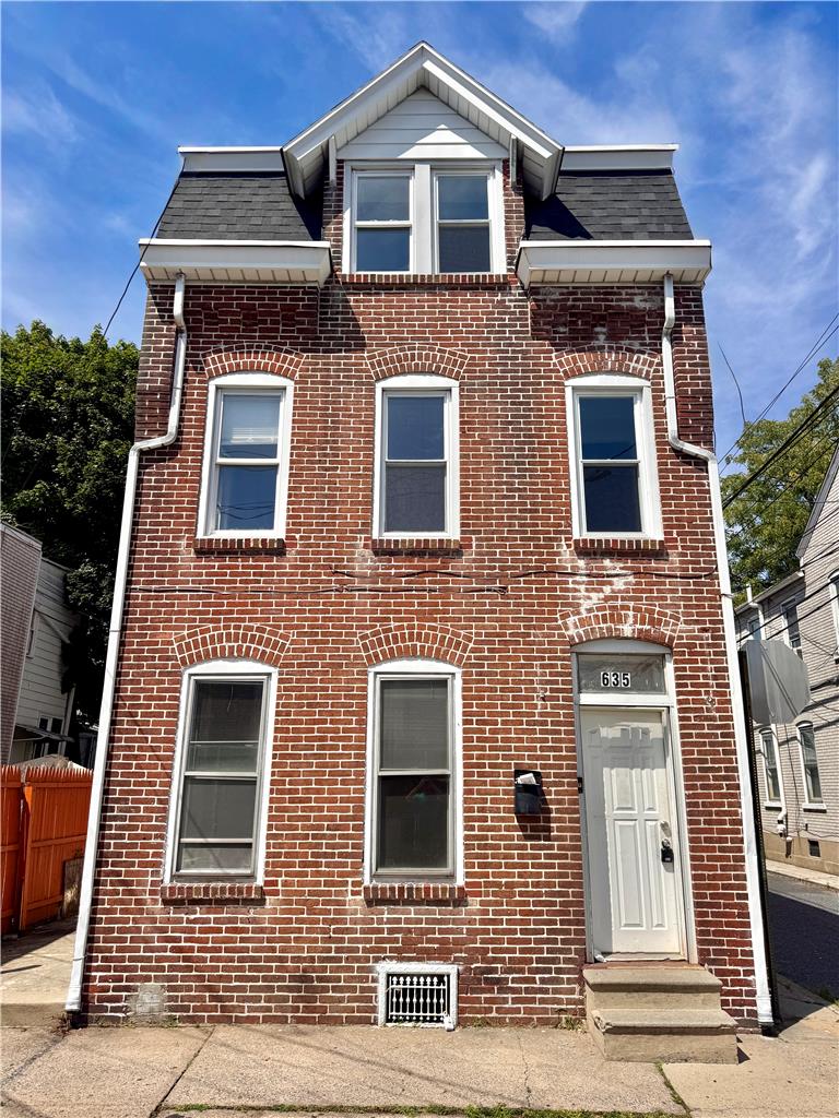 635 West Green Street Property Photo 1