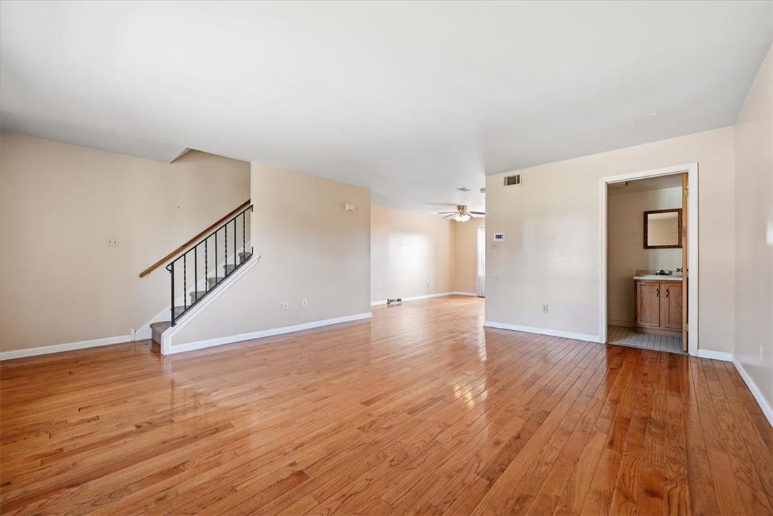 1902 West Walnut Street Property Photo 4