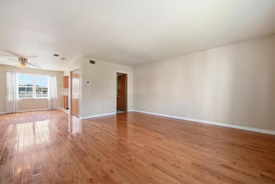 1902 West Walnut Street Property Photo 5