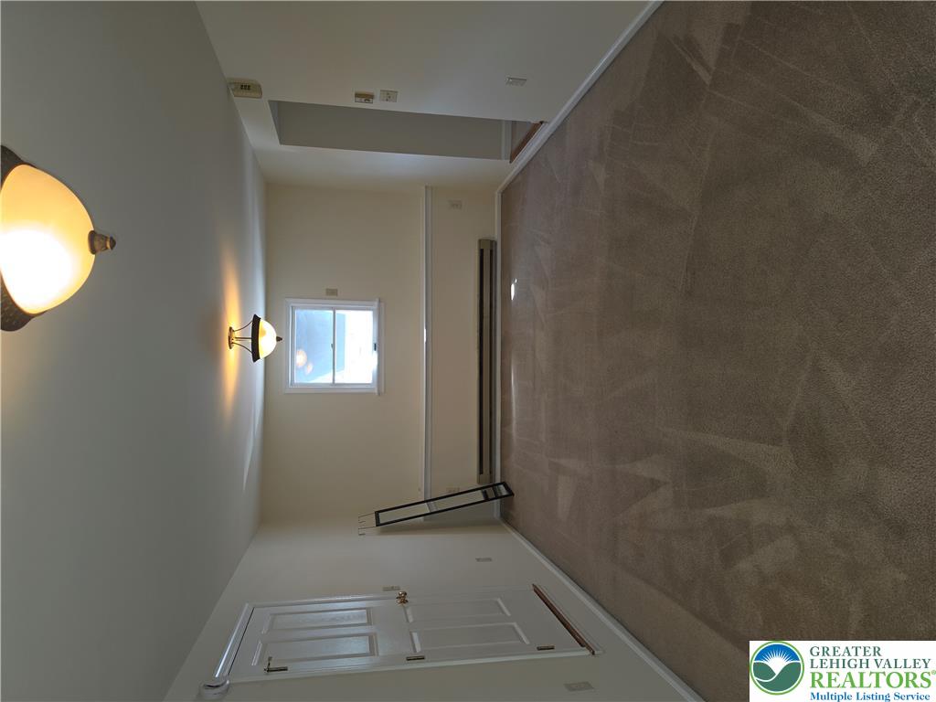 822 Main Street 2 Upstairs Property Photo 3