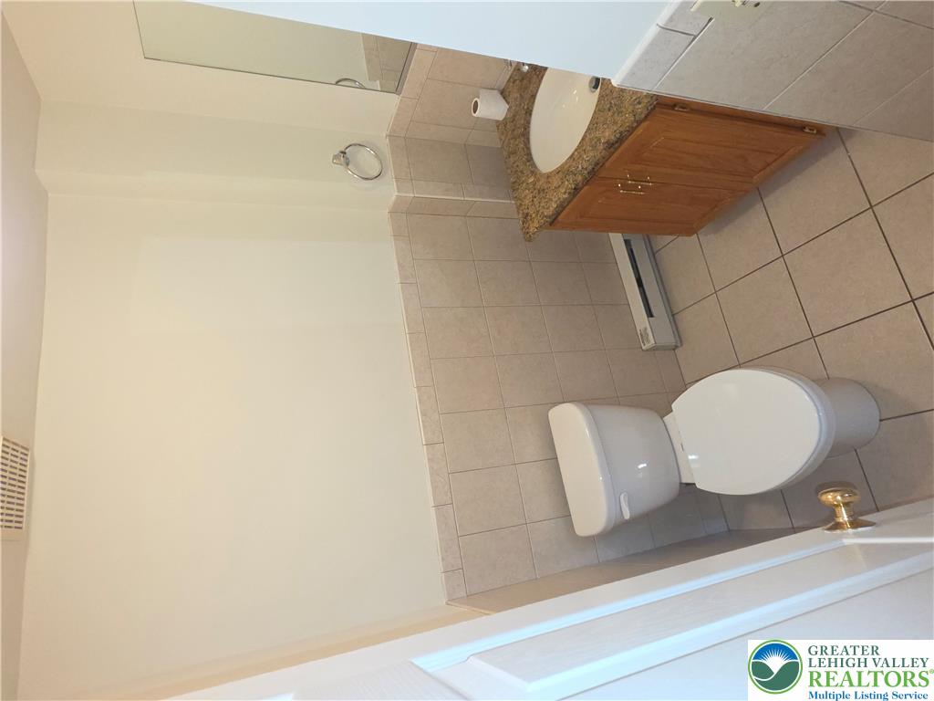 822 Main Street 2 Upstairs Property Photo 12