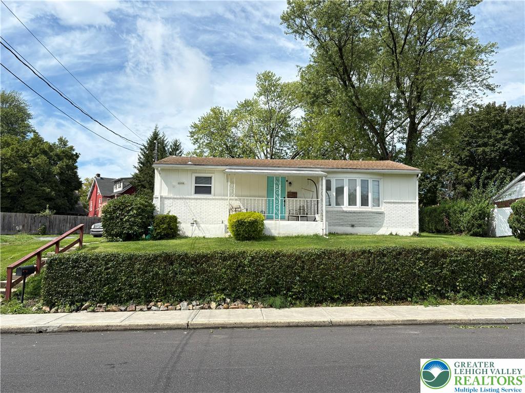942 South Front Street Property Photo 2