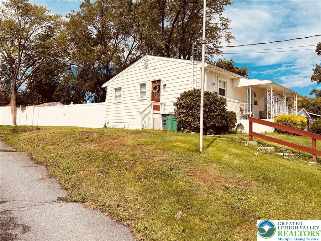 942 South Front Street Property Photo 3