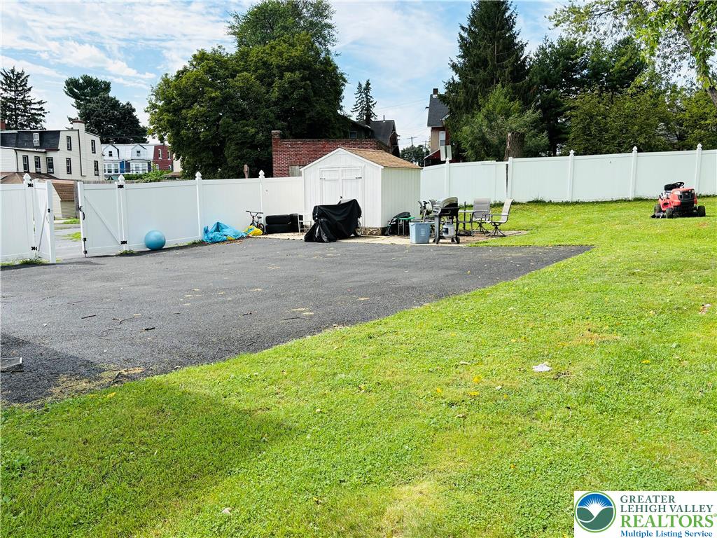 942 South Front Street Property Photo 32