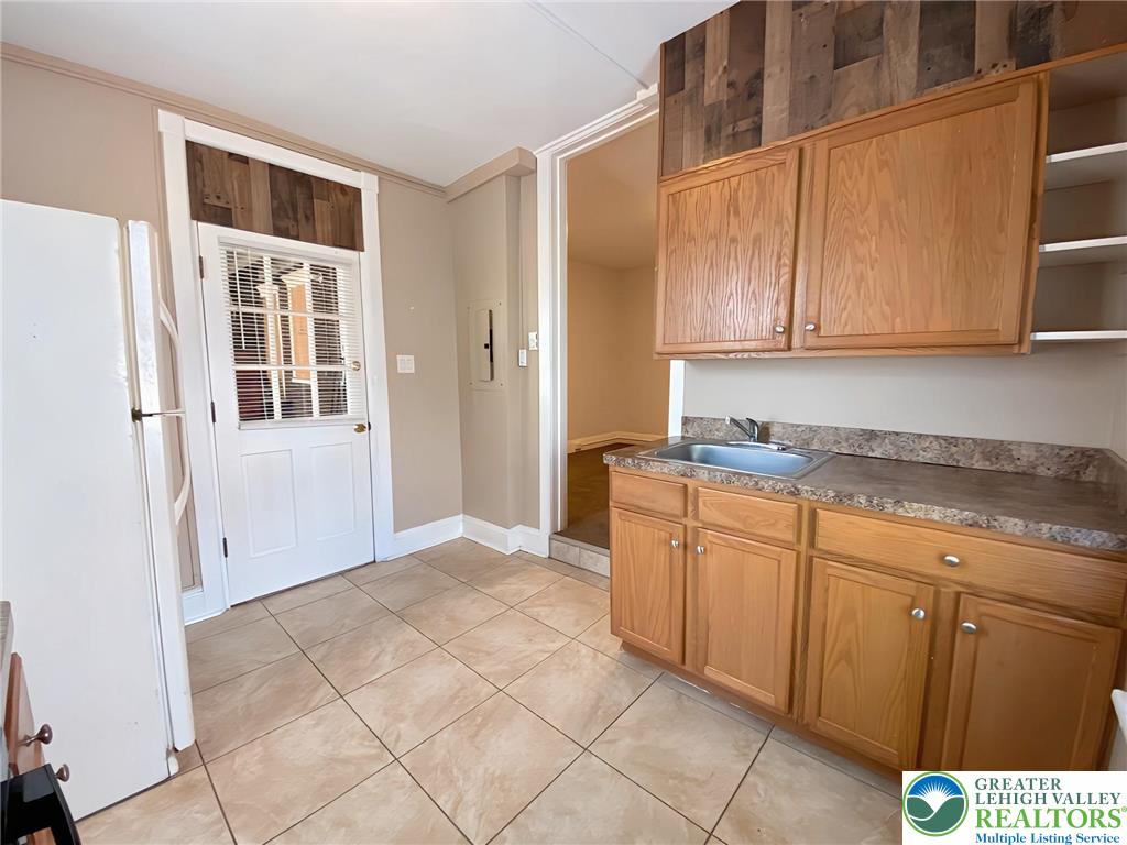 429 East 4th Street 2nd Floor Property Photo 8
