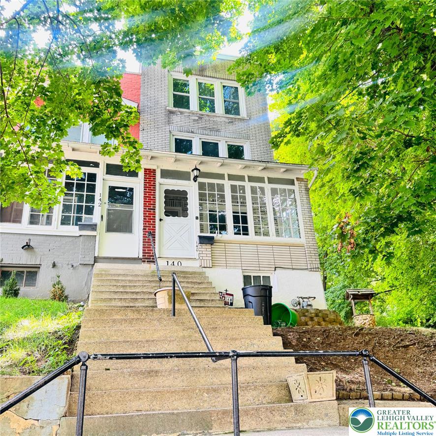 140 East Walnut Street Property Photo 1